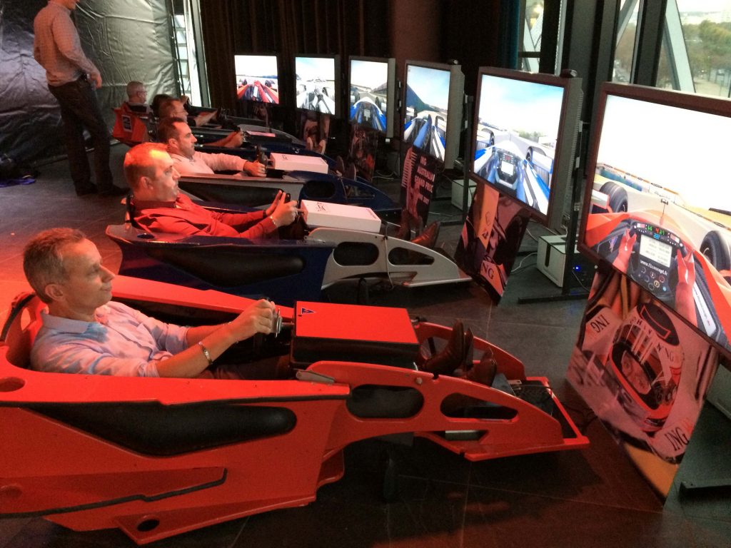 Cockpits F1 alignés pour un team building automobile
